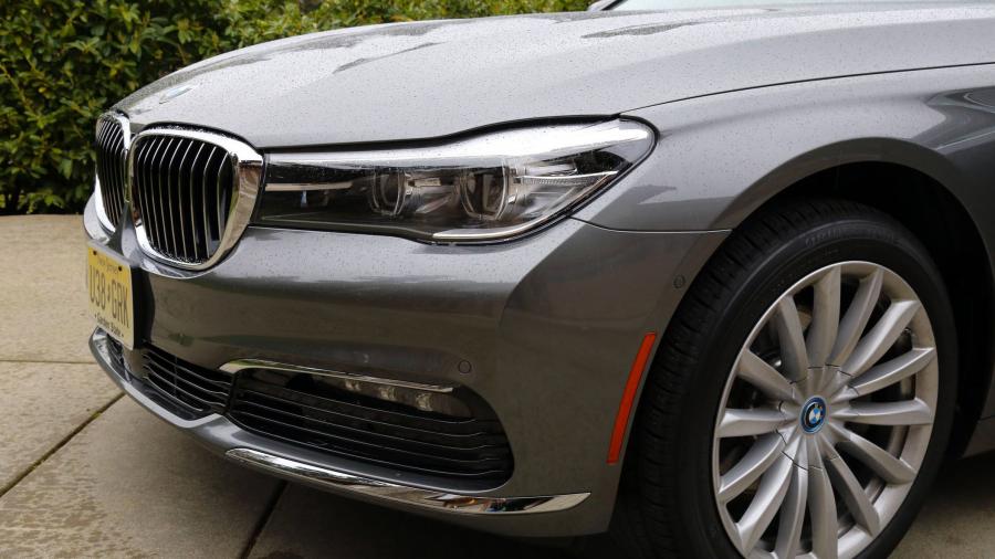 Детали экстерьера BMW 740e iPerformance (G11) 2018 года  (NA) (фото 11 из 40)